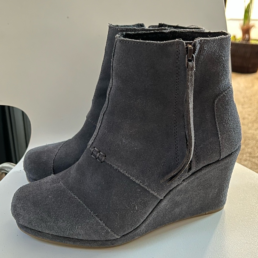 TOMS Gray Suede Leather Wedges size 8.5